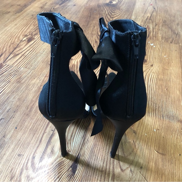 Just fabulous black satin heel with a bow - Picture 2 of 3